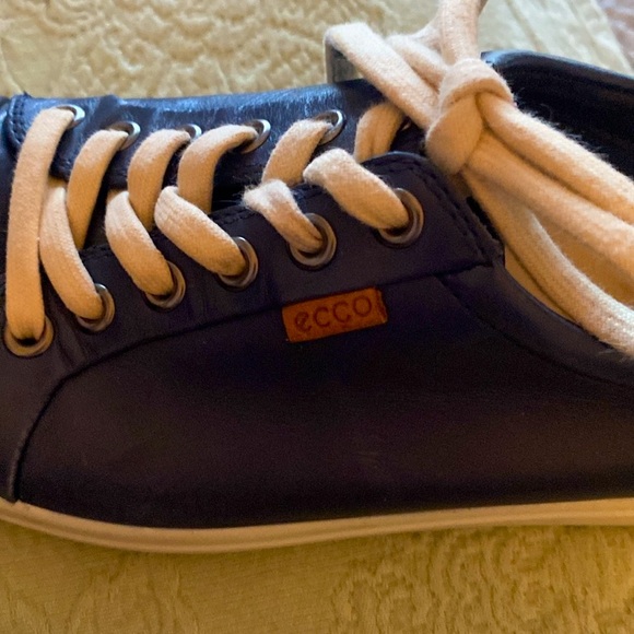 Navy Blue ECCO Leather sneakers. Size39EU/8US. Slight scuff on upper right shoe - Picture 12 of 16